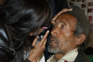 dr Rita oogspiegelt een patient tijdens een oogkamp